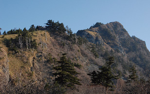 登山口から見る瓶ヶ森・男山
